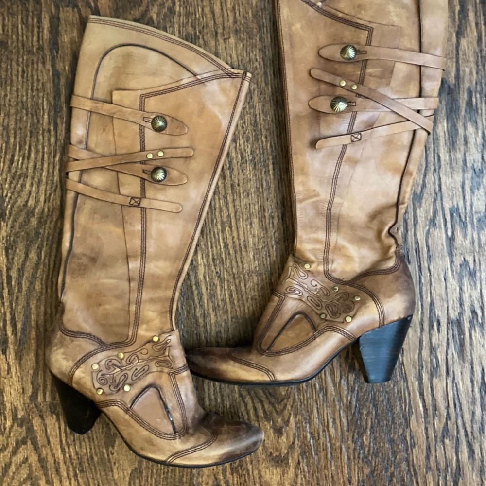 Bocage tan boots.